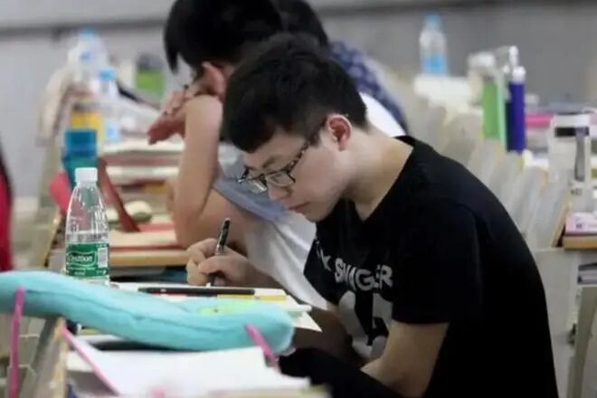 湖南复读生高考报名_湖南复读生高考能报哪些大学_