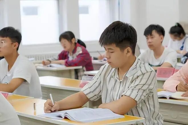 湖南复读生高考能报哪些大学_湖南复读生高考报名_